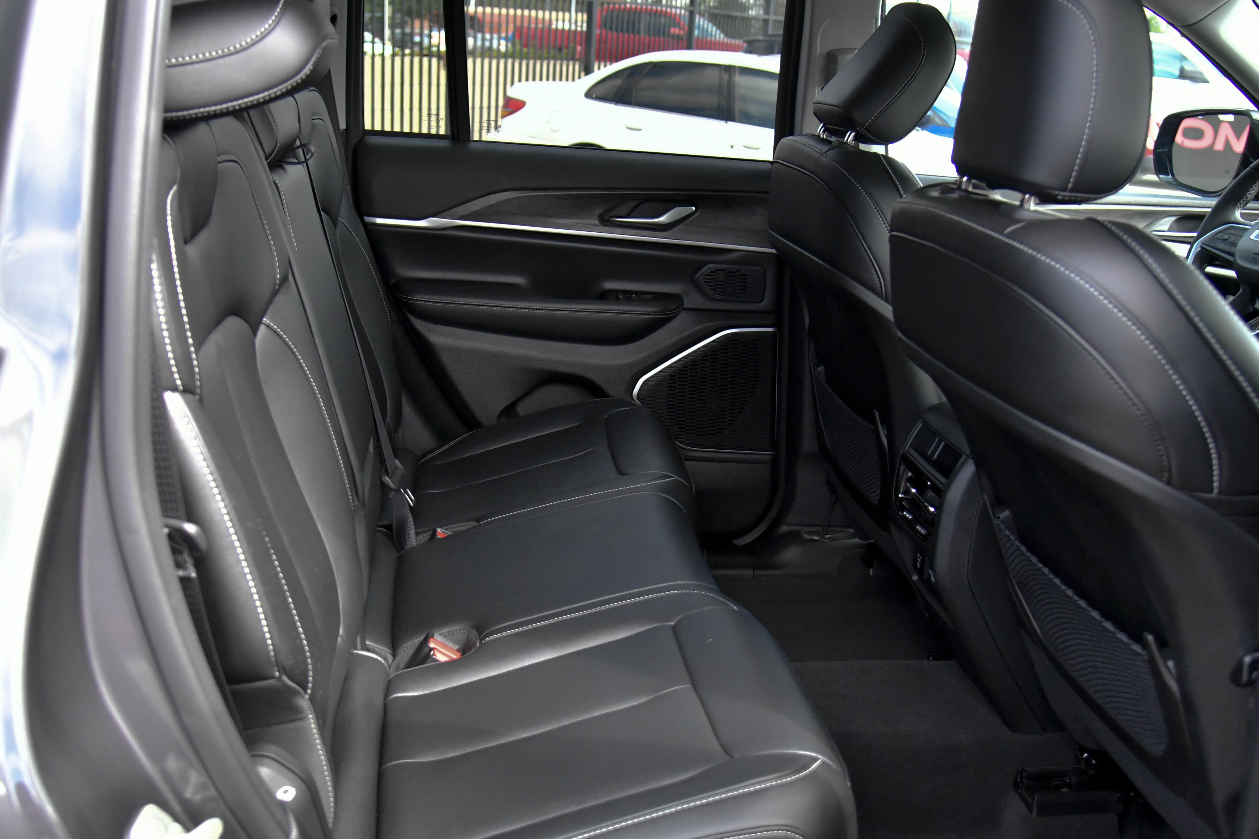Used 2023 Jeep Grand Cherokee 4WD 4xe image 49