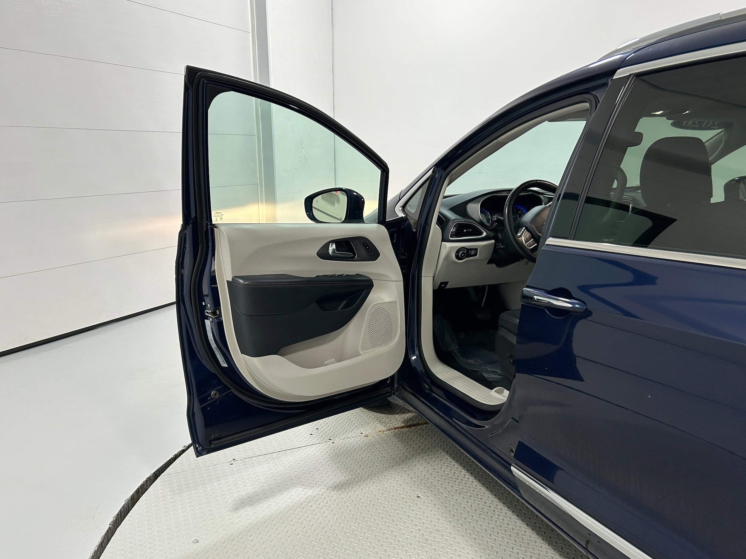 Used 2020 Chrysler Pacifica Touring-L w/ Tire & Wheel Group FWD image 23