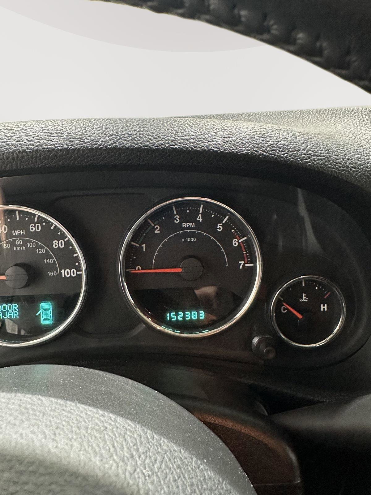 Used 2011 Jeep Wrangler Unlimited Sahara w/ Connectivity Group AWD/4WD image 11