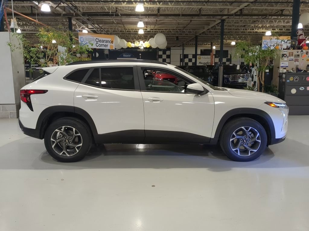 Used 2024 Chevrolet Trax LT w/ LT Convenience Package image 5