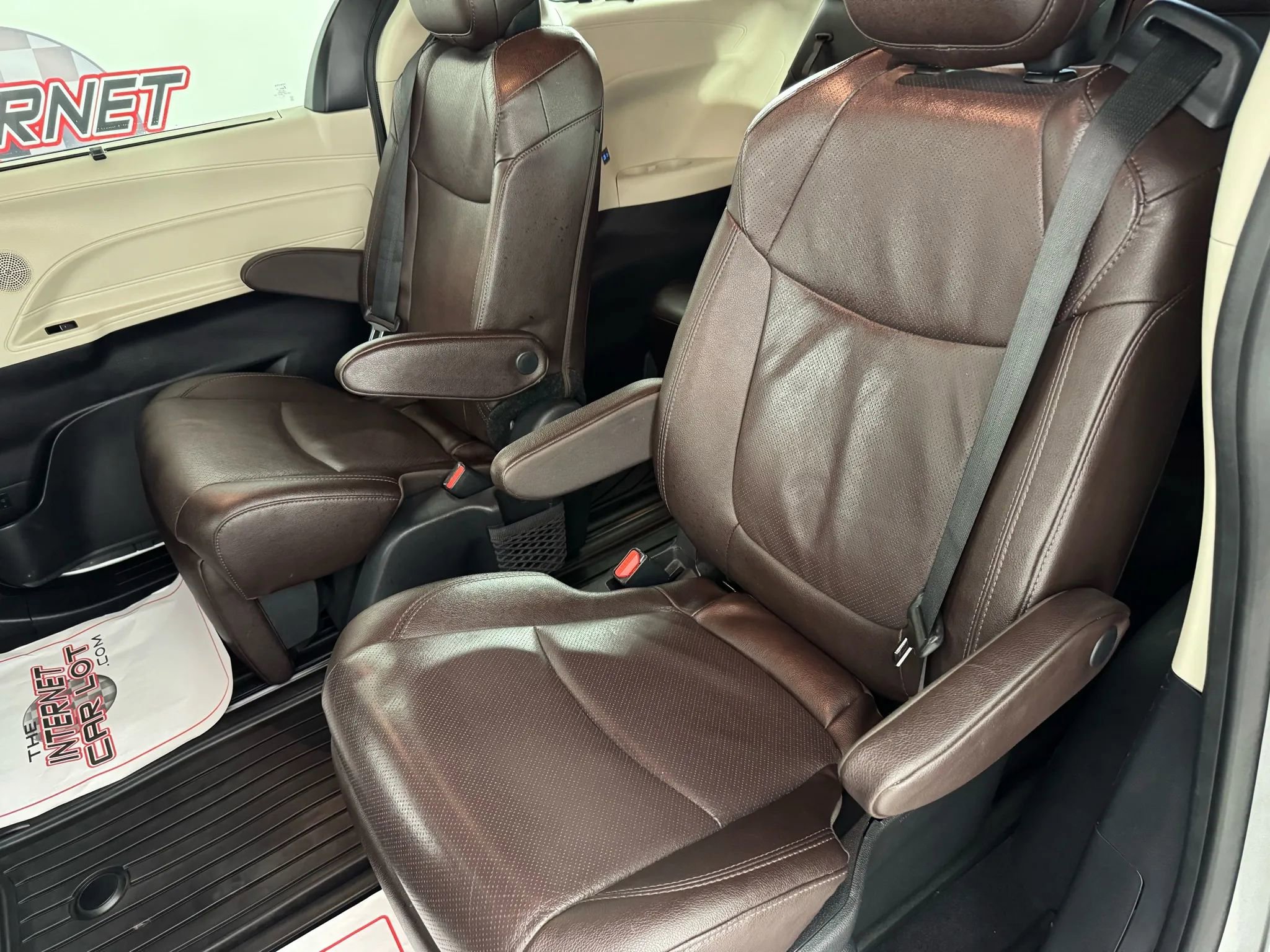 Used 2024 Toyota Sienna Platinum image 39