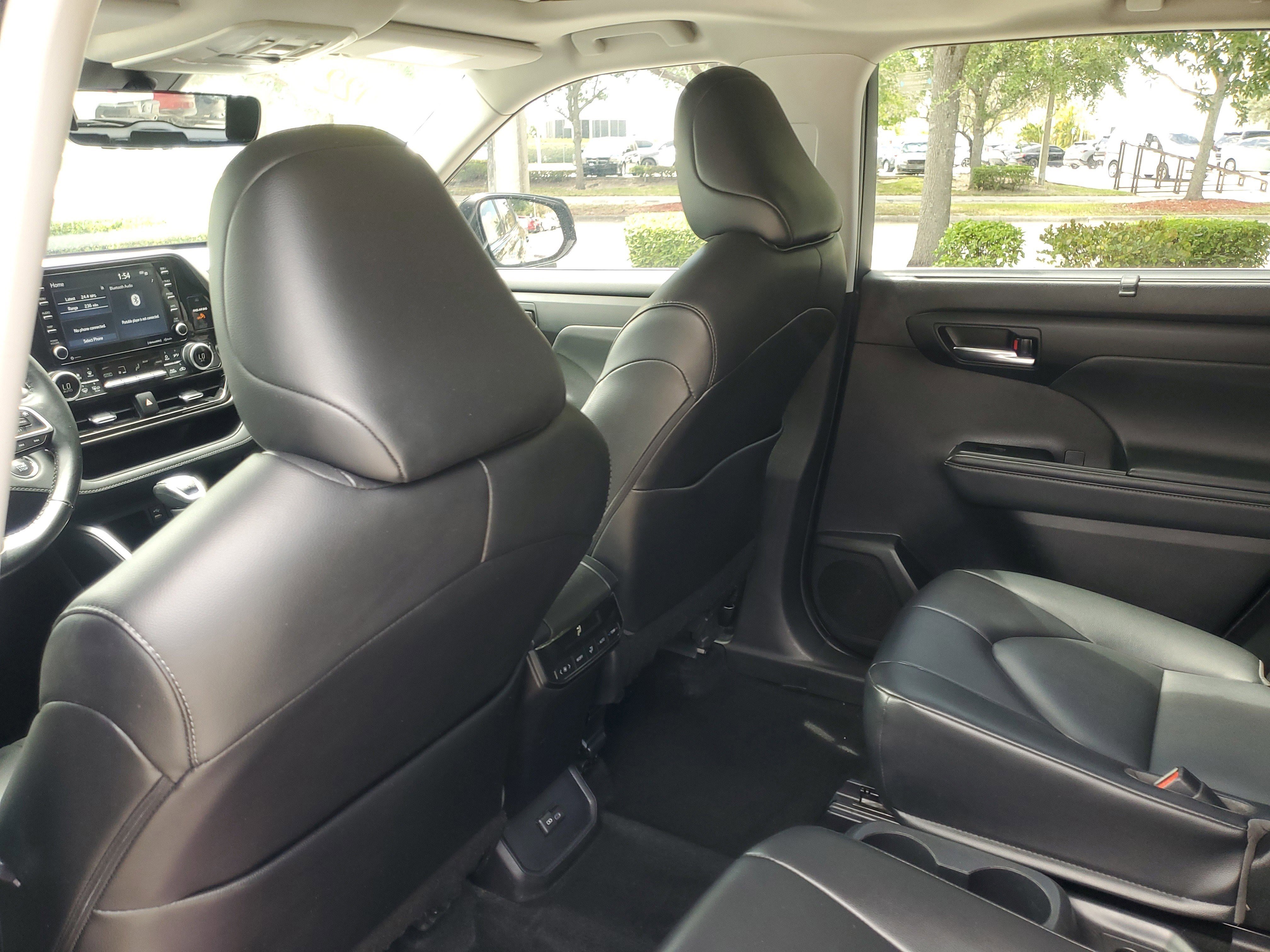 Used 2022 Toyota Highlander XLE AWD/4WD image 13
