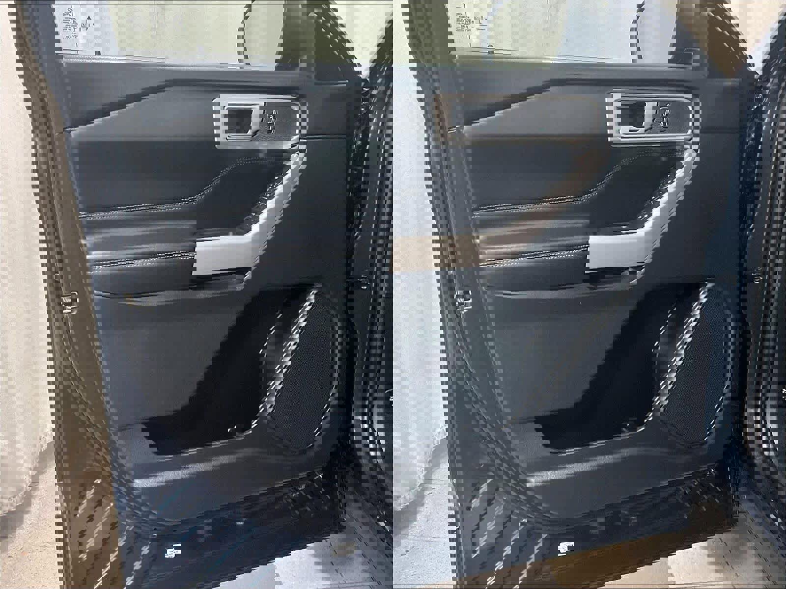 Used 2023 Ford Explorer XLT w/ Equipment Group 202A image 8