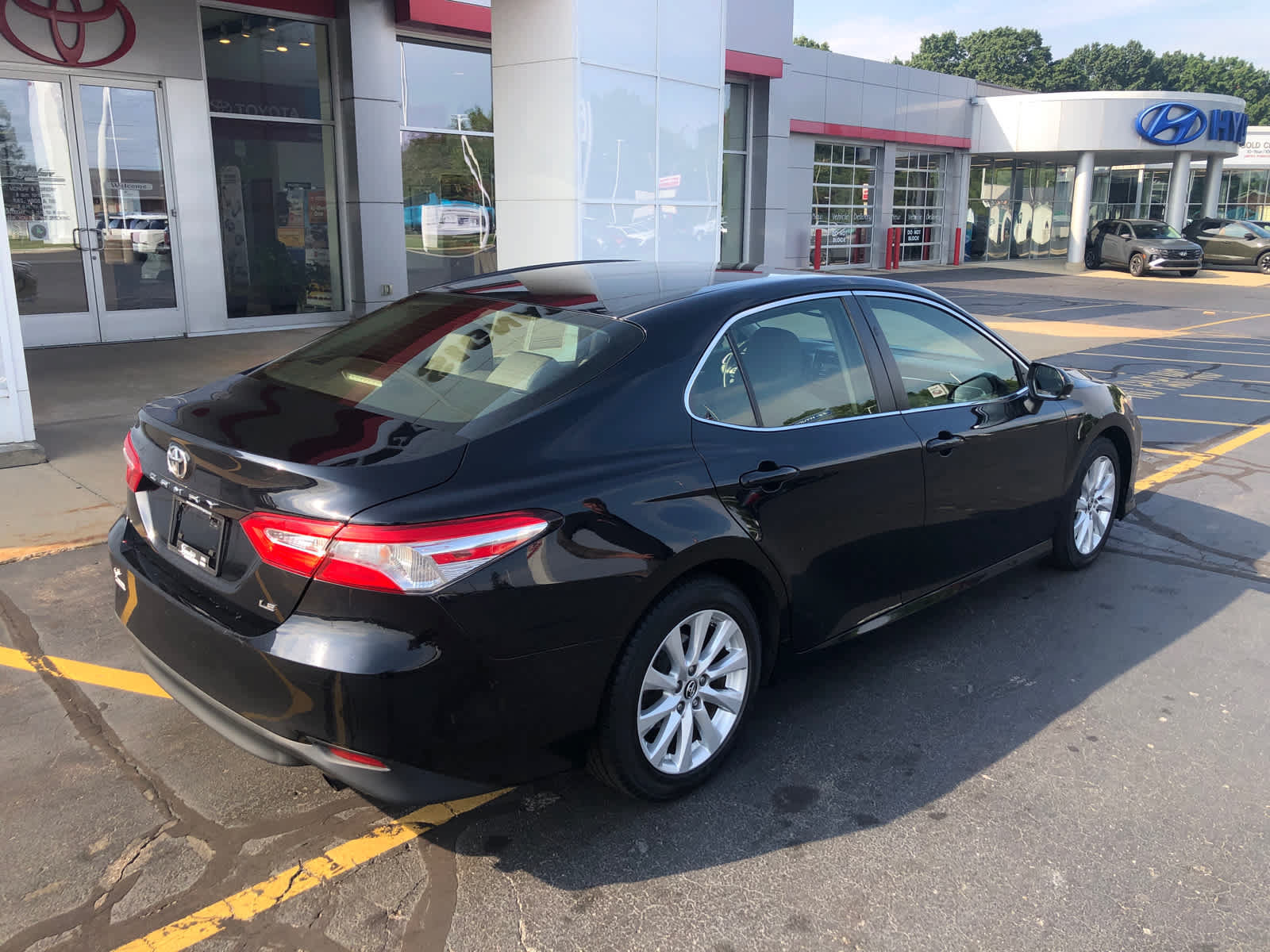 Used 2018 Toyota Camry LE w/ Convenience Package FWD image 4