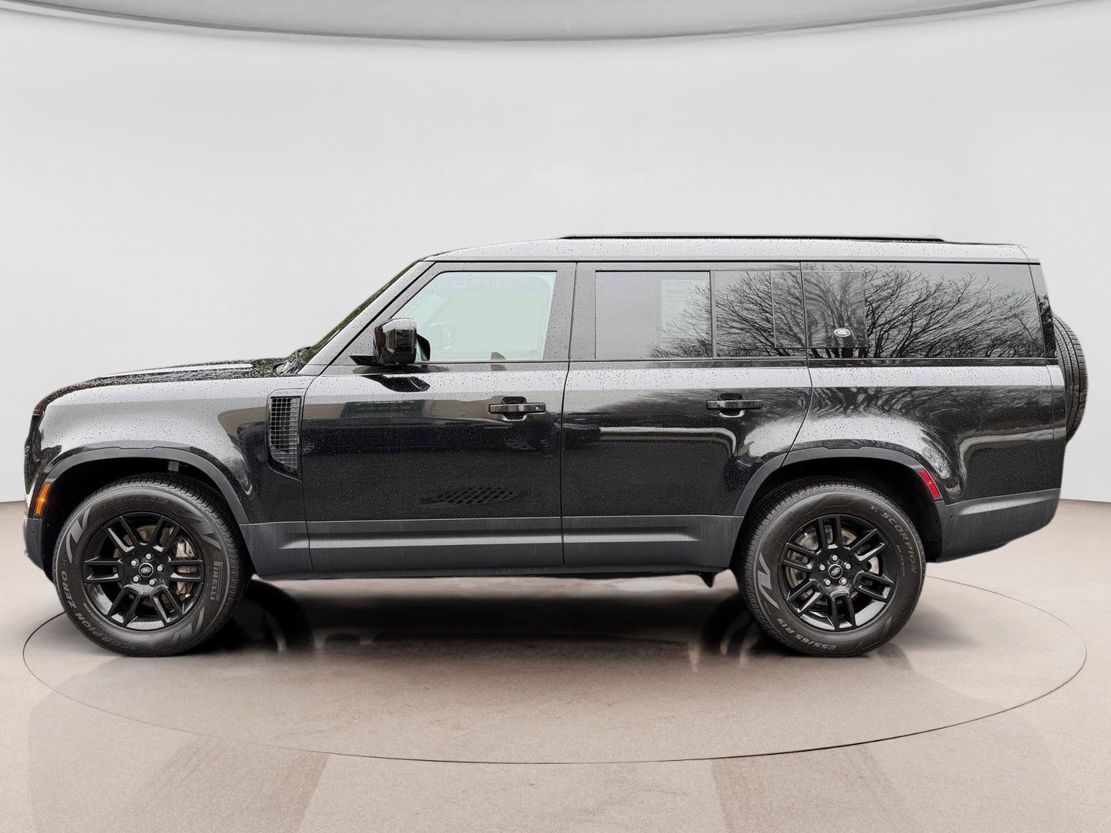 Used 2023 Land Rover Defender 130 SE image 2