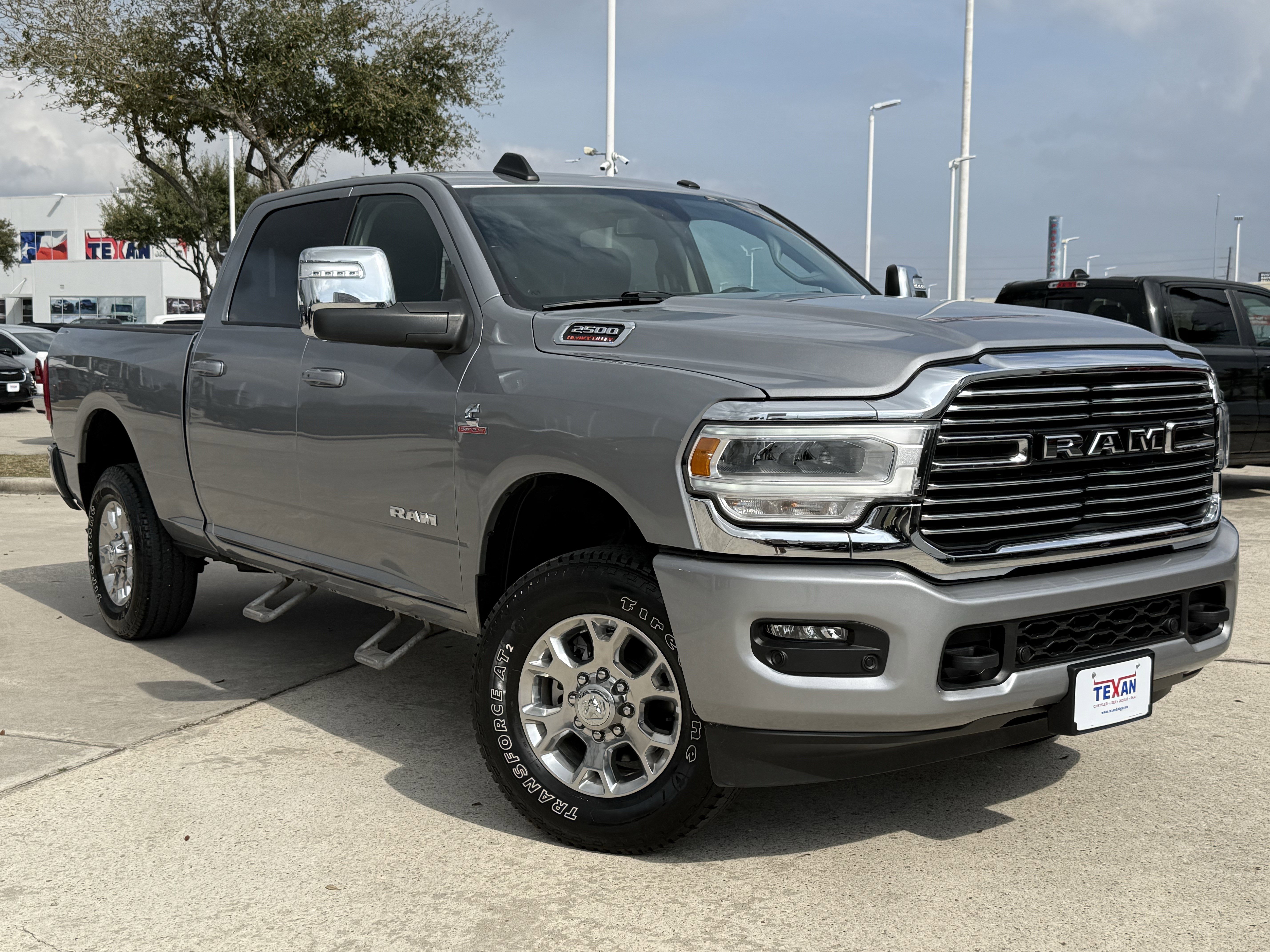 Used 2024 RAM 2500 Laramie AWD/4WD image 2