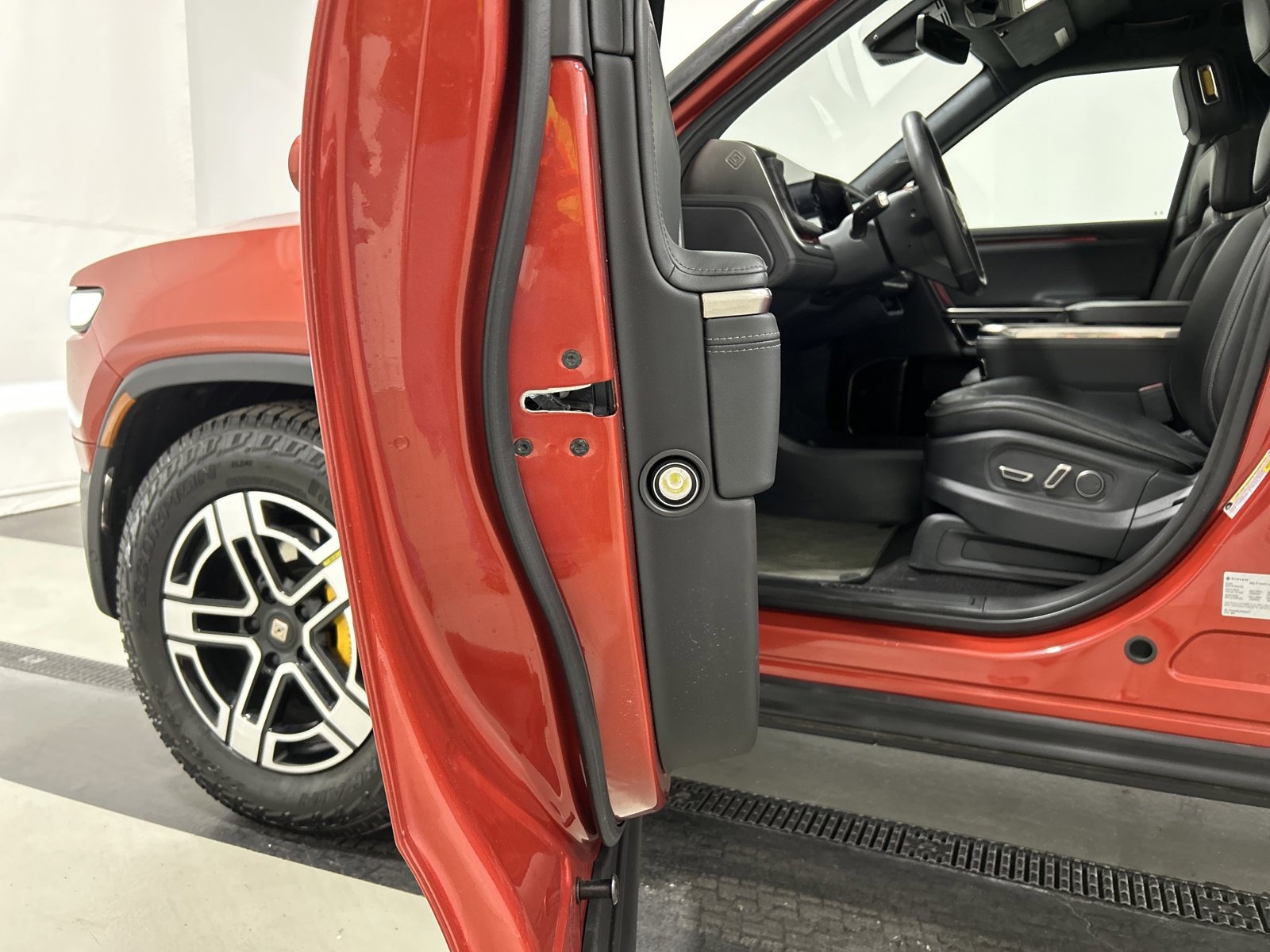 Used 2023 Rivian R1S Launch Edition image 32