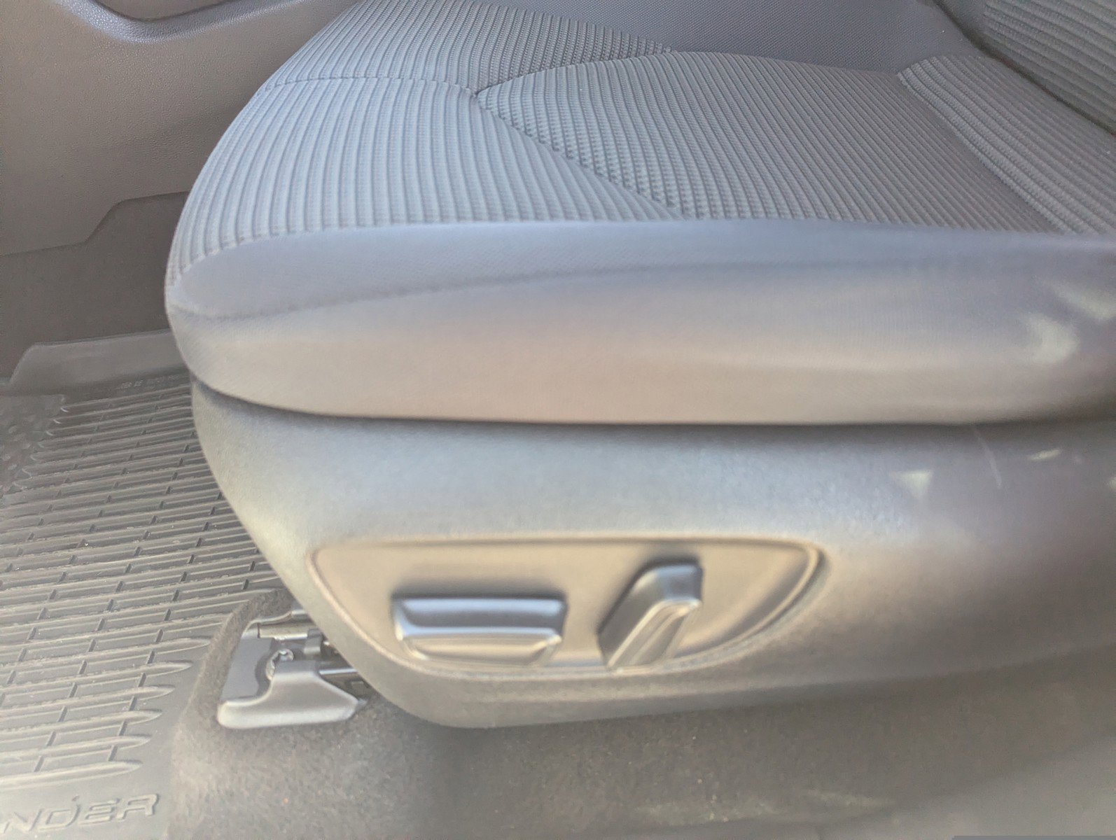 Used 2023 Toyota Highlander L image 28