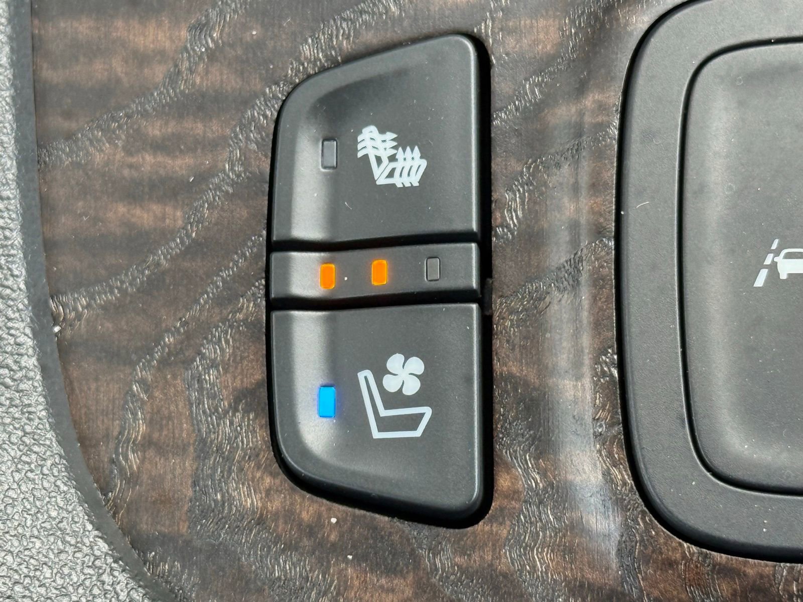 Used 2023 GMC Acadia Denali image 5