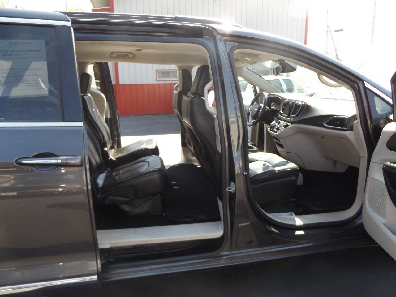 Used 2017 Chrysler Pacifica Touring-L image 18