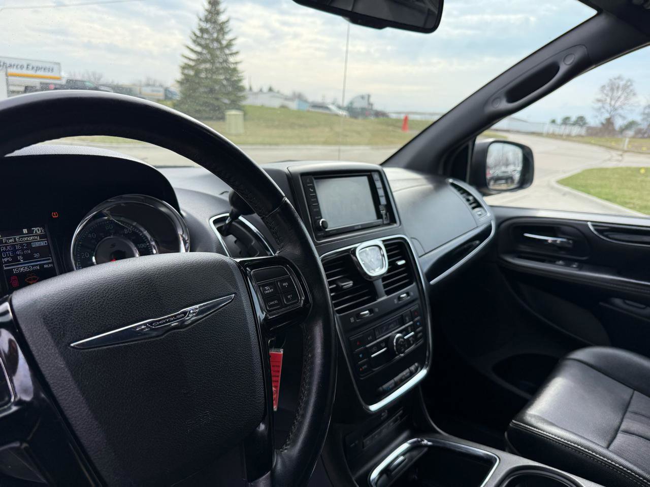 Used 2014 Chrysler Town & Country S FWD image 16