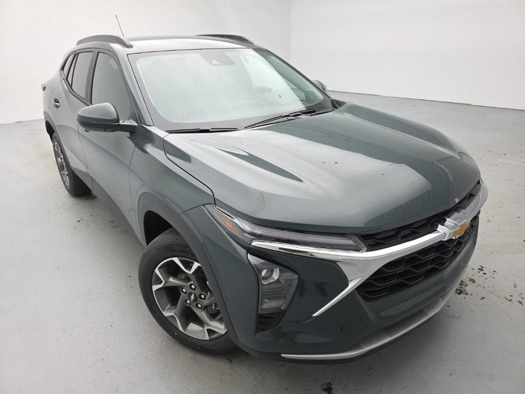 New 2026 Chevrolet Trax LT w/ Driver Confidence Package FWD image 3
