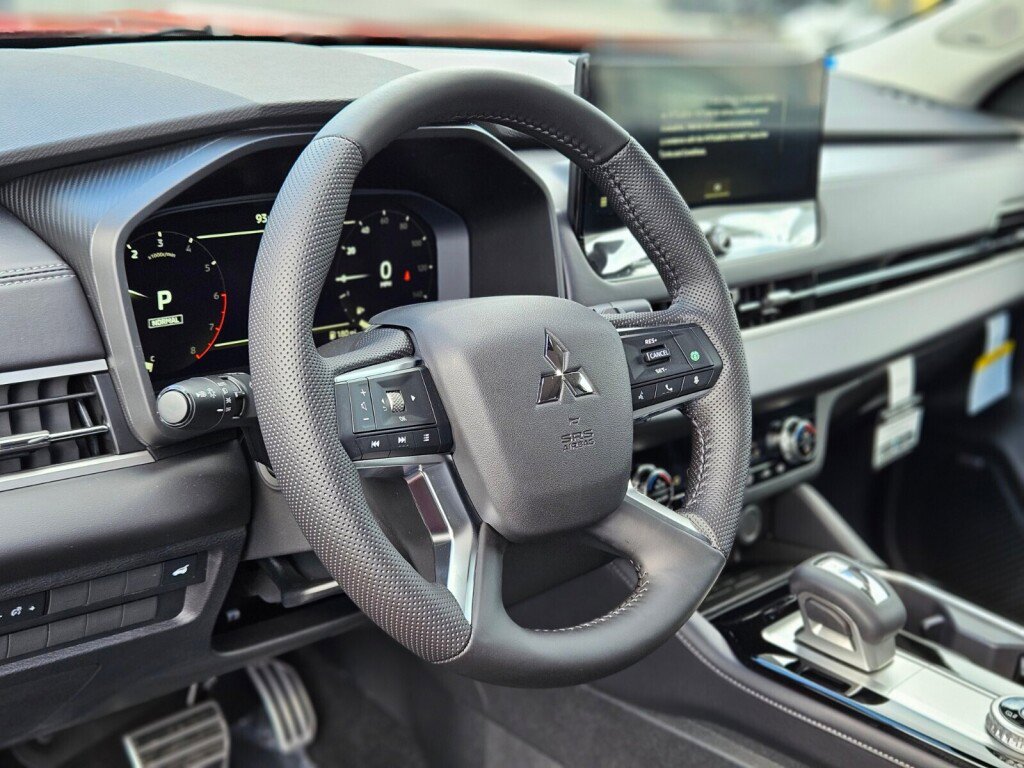 New 2025 Mitsubishi Outlander SEL image 18