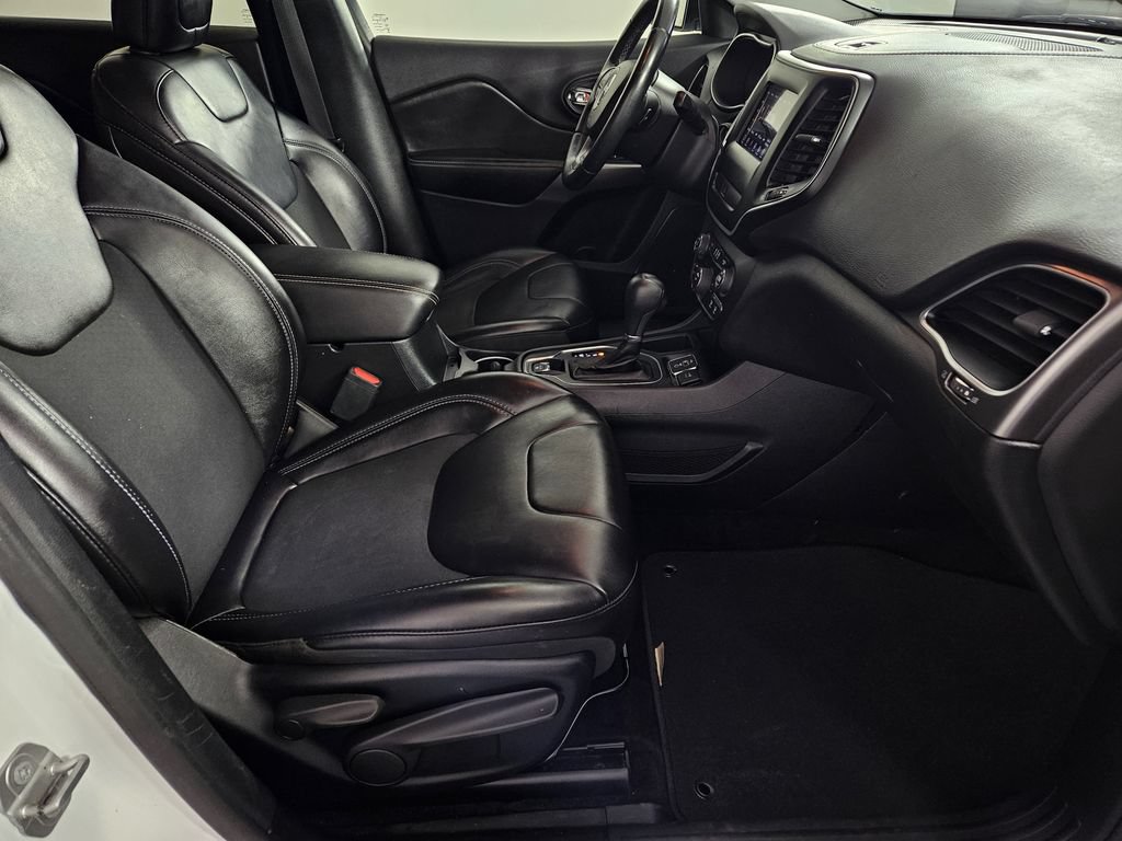 Used 2019 Jeep Cherokee Latitude Plus FWD image 28