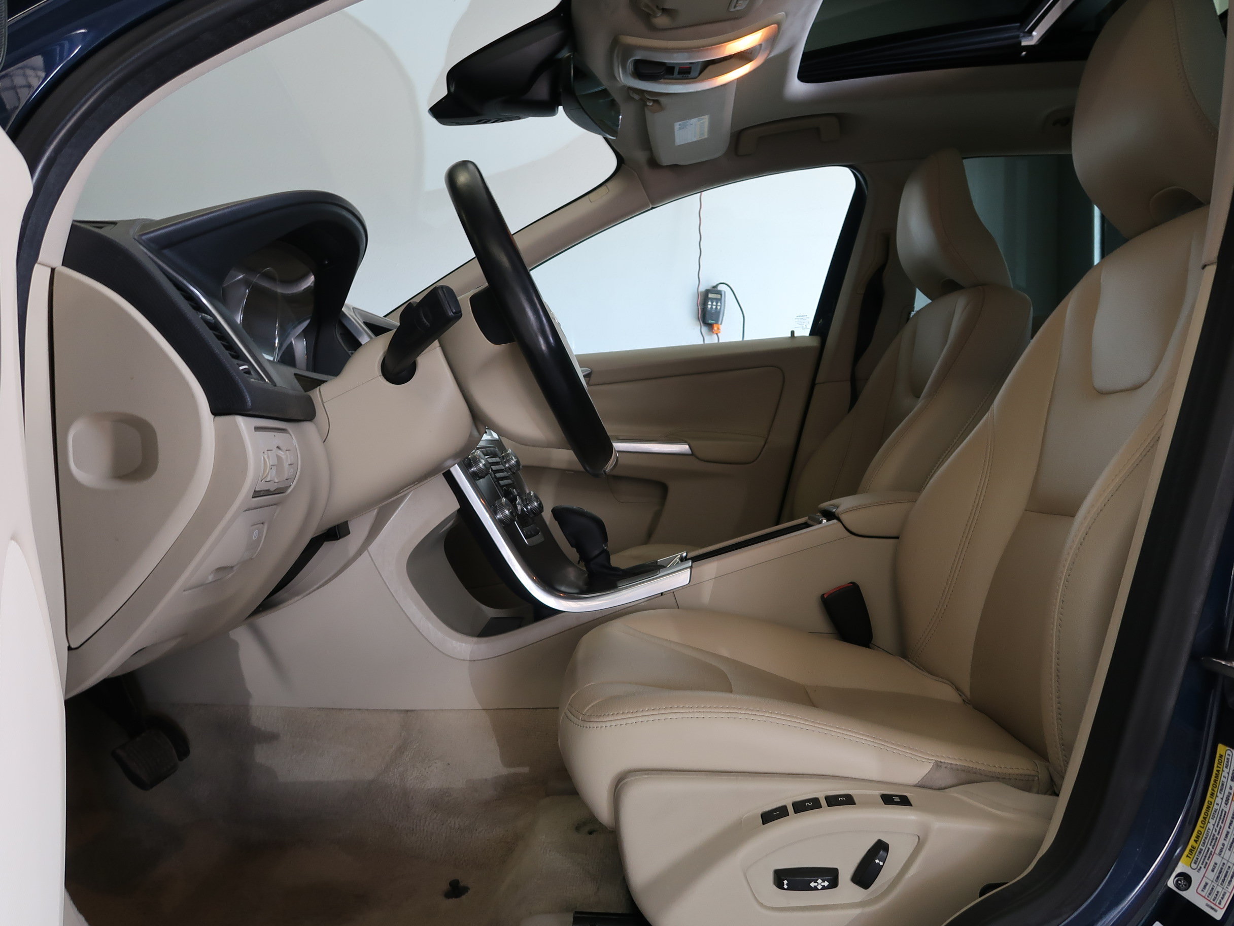 Used 2015 Volvo XC60 T5 Premier w/ Proximity Package FWD image 28