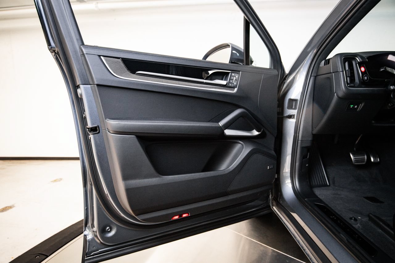 New 2026 Porsche Cayenne GTS AWD/4WD image 23