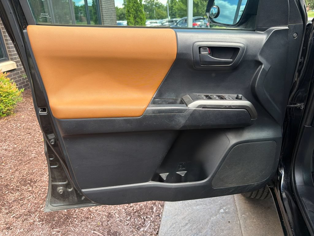 Used 2019 Toyota Tacoma SR5 RWD image 23