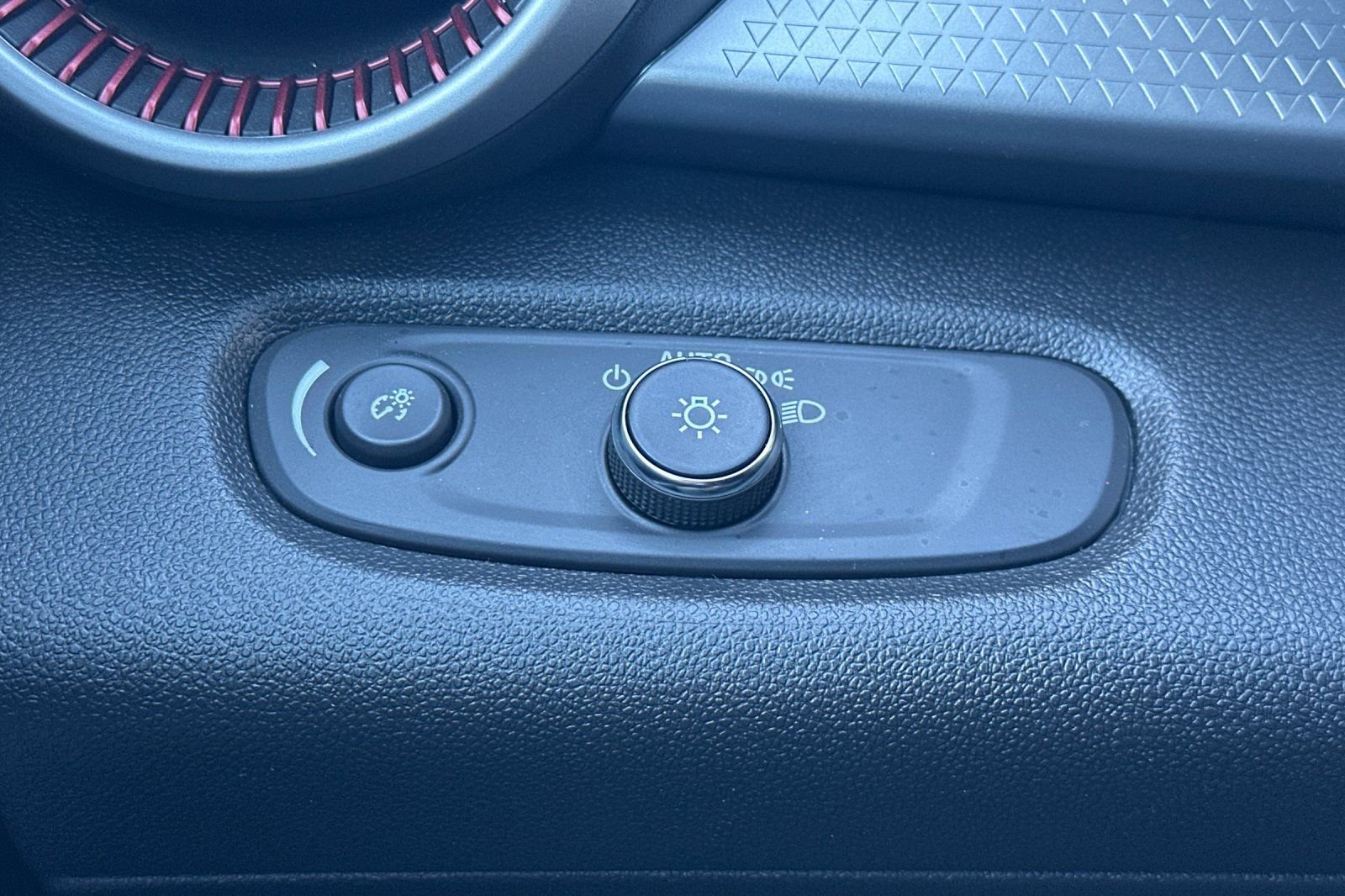 Used 2025 Chevrolet Trax RS image 42