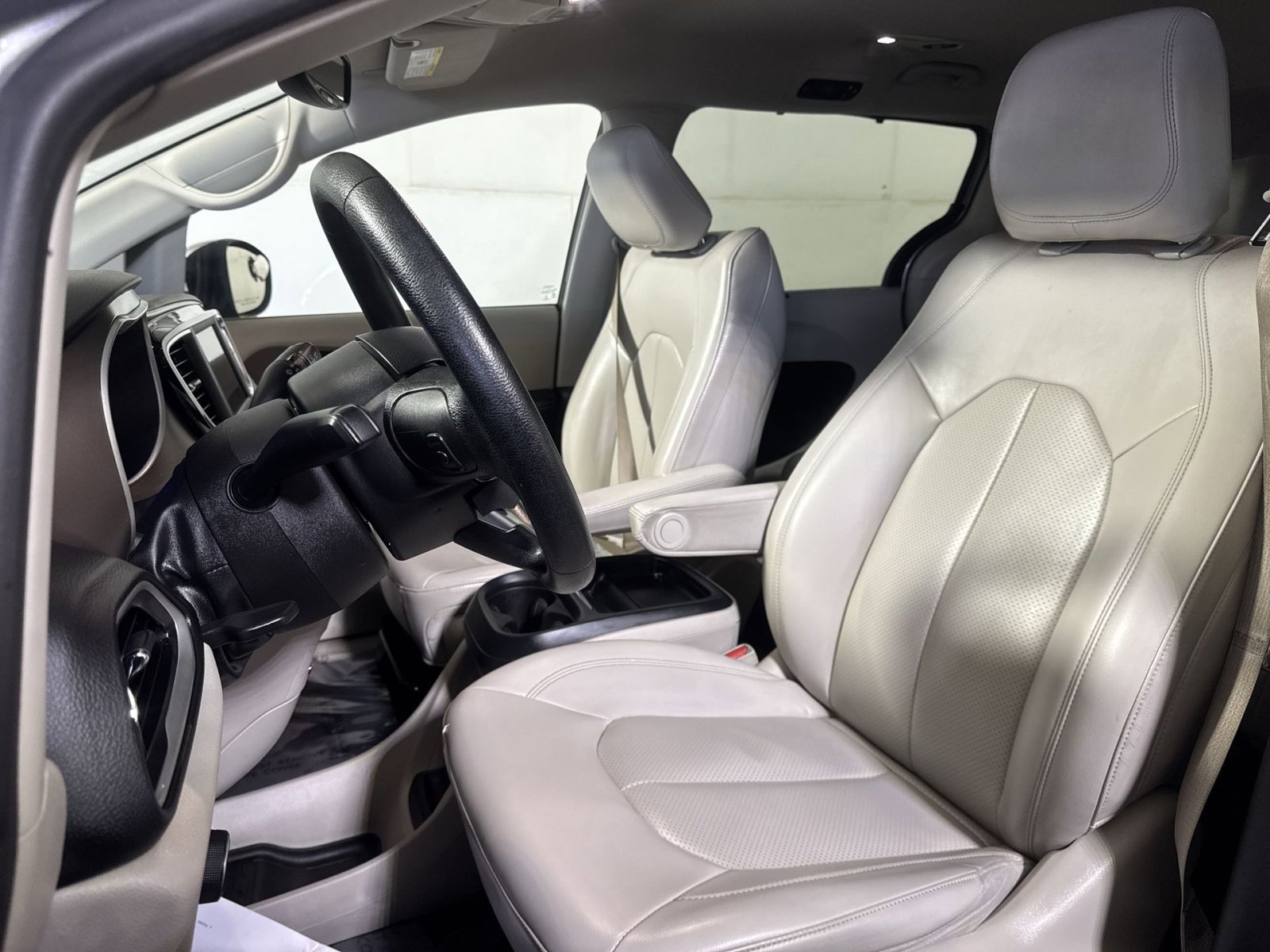 Used 2021 Chrysler Voyager Lxi image 13