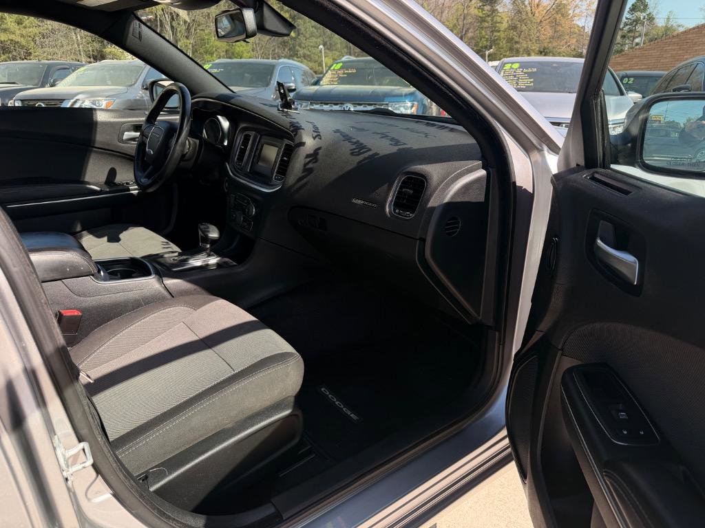 Used 2017 Dodge Charger SE w/ Popular Equipment Group image 17