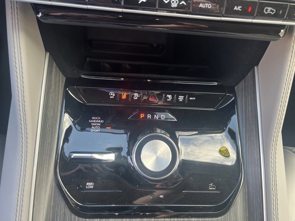 New 2024 Jeep Wagoneer L Series II w/ HD Trailer Tow Package image 21