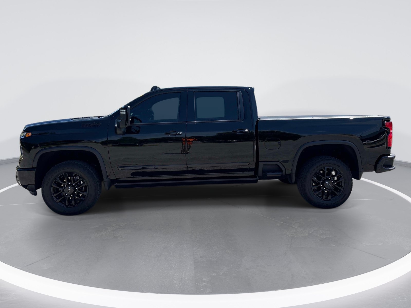 Used 2025 Chevrolet Silverado 2500 High Country w/ Midnight Edition AWD/4WD image 5