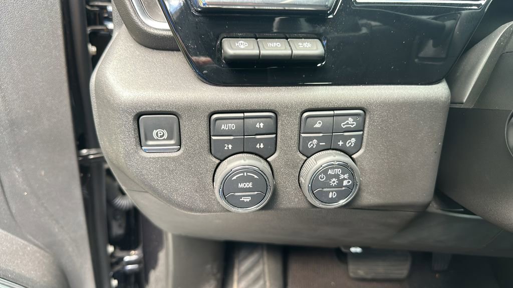 Used 2024 Chevrolet Silverado 1500 High Country w/ Technology Package AWD/4WD image 36
