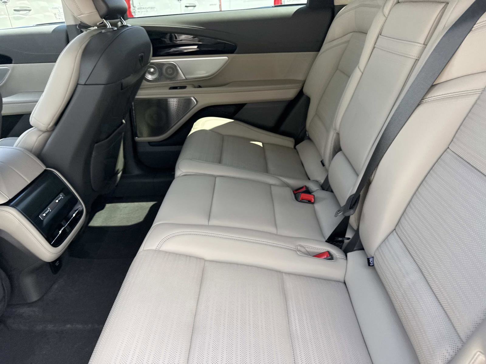 Used 2025 Lincoln Nautilus Reserve image 12