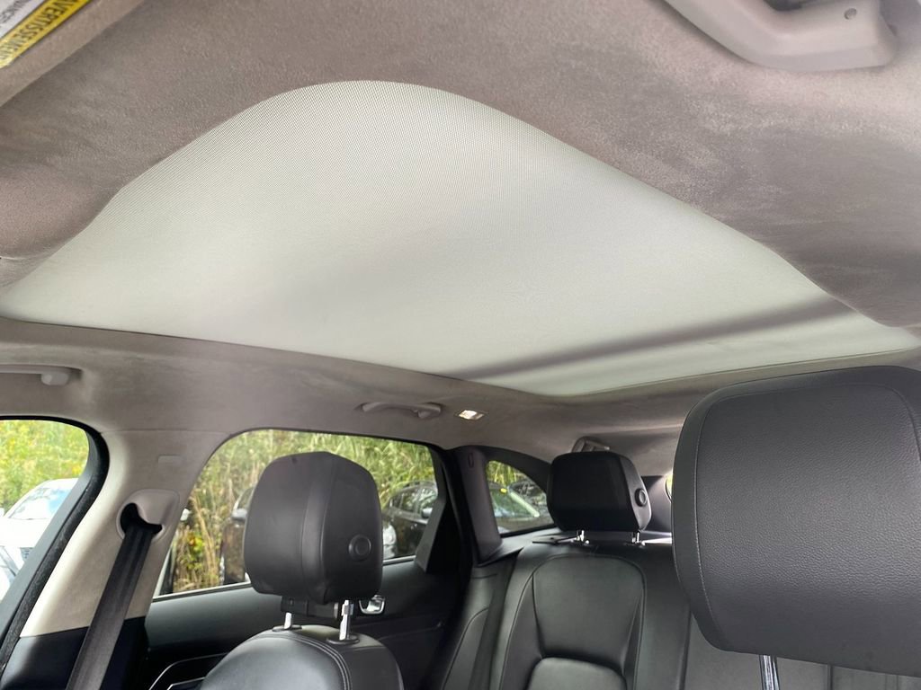 Used 2020 Jaguar F-PACE Premium image 24