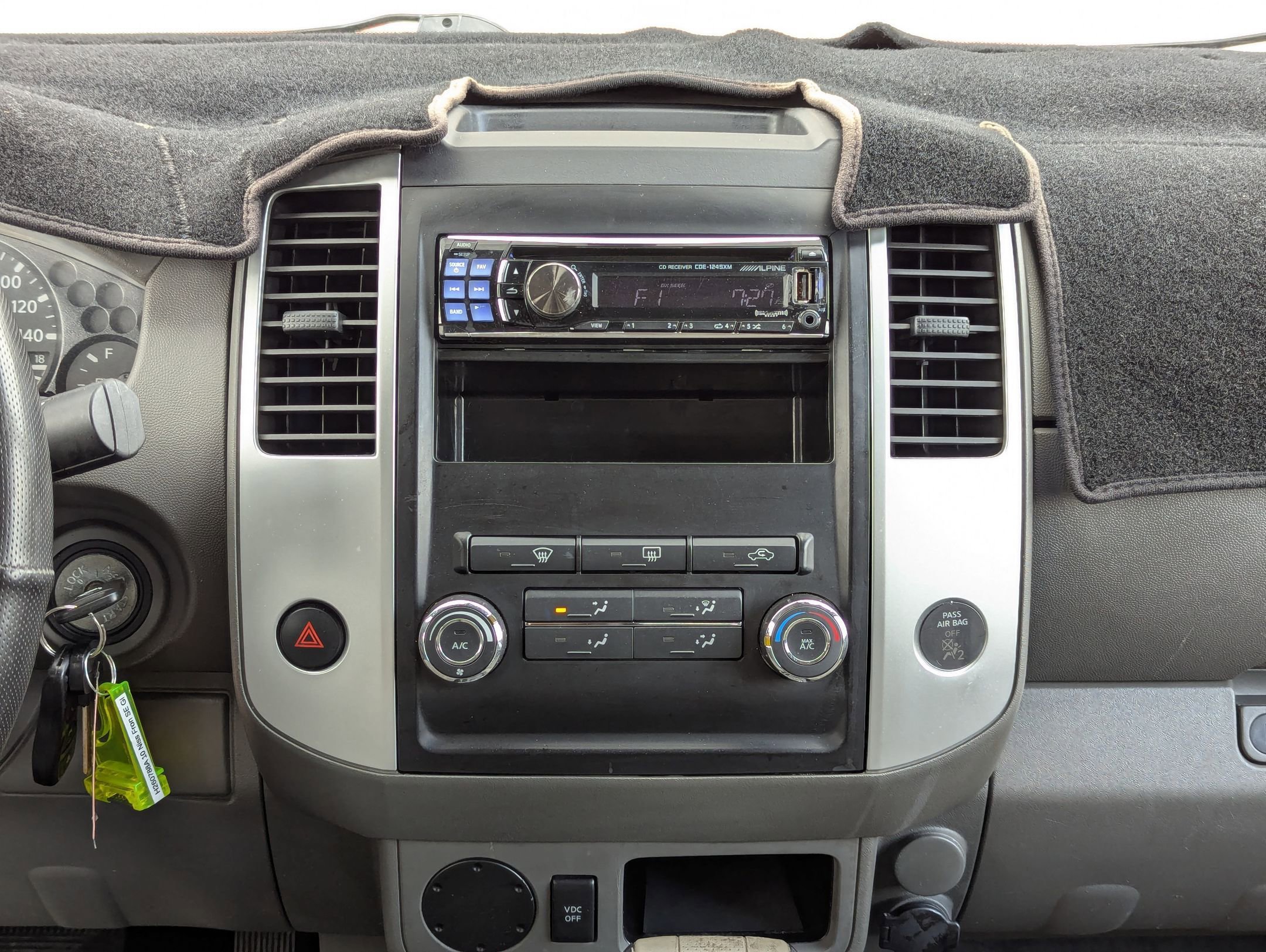 Used 2010 Nissan Frontier SE image 18