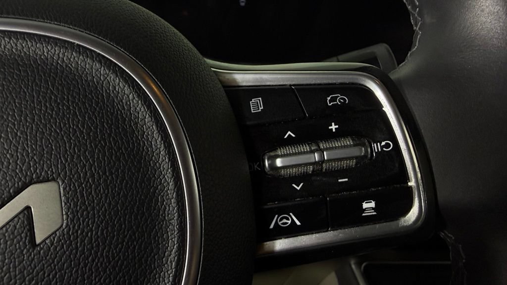 Used 2025 Kia Carnival FWD image 18