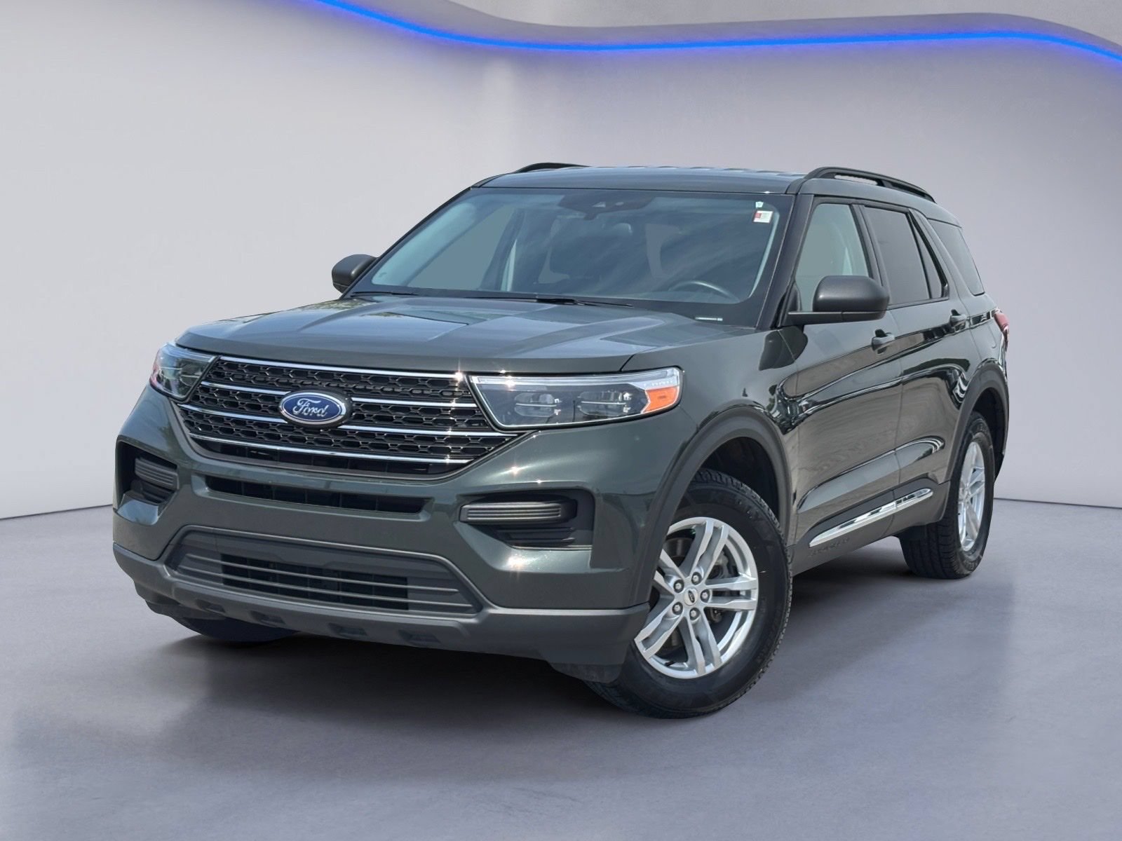 Used 2023 Ford Explorer XLT AWD/4WD image 2