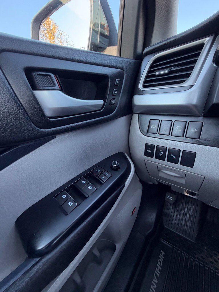Used 2017 Toyota Highlander Limited Platinum AWD/4WD image 17