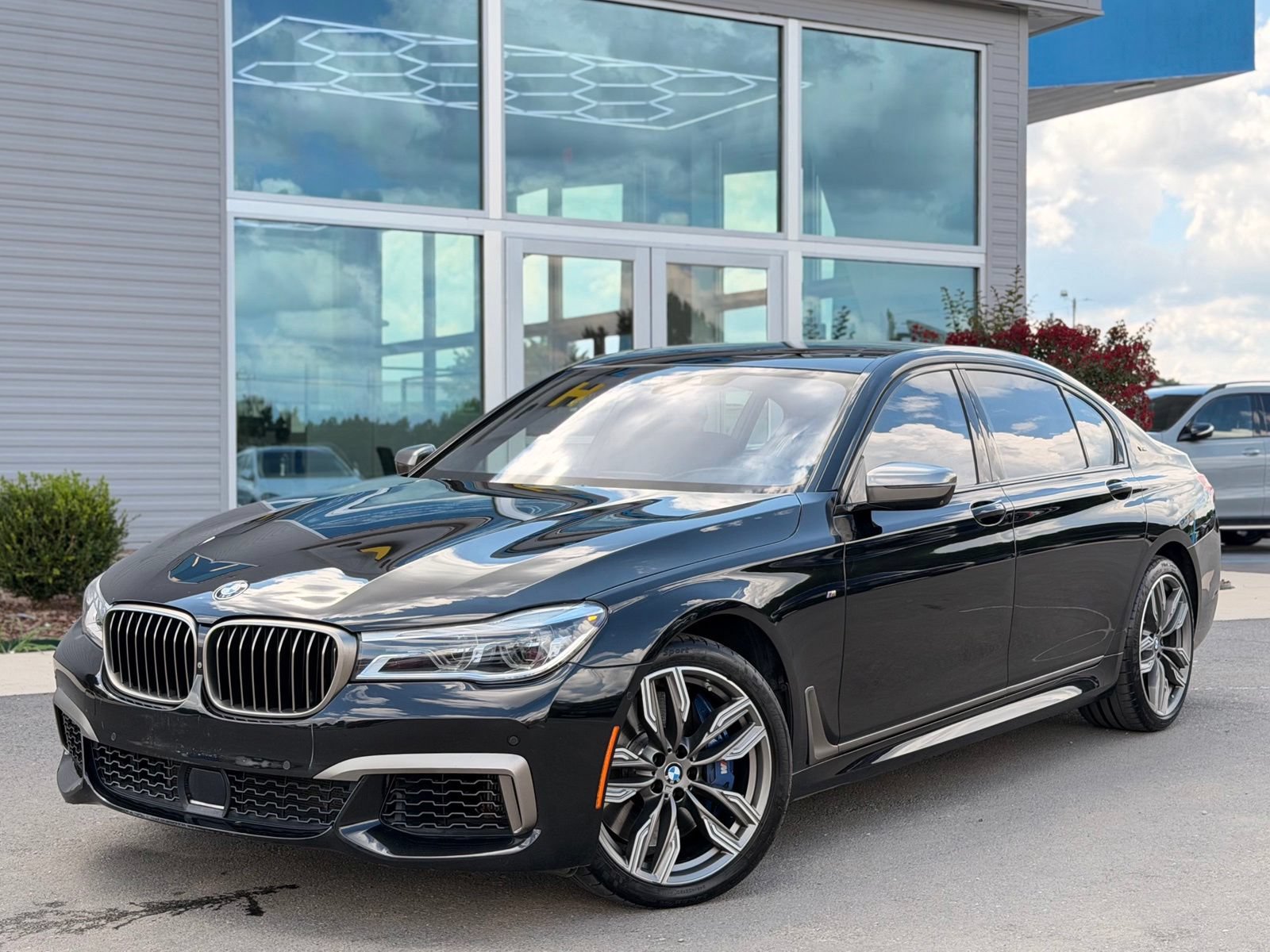 Used 2018 BMW M760i xDrive AWD/4WD image 4