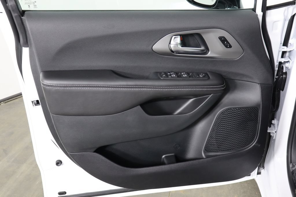 New 2027 Chrysler Pacifica Select FWD image 20