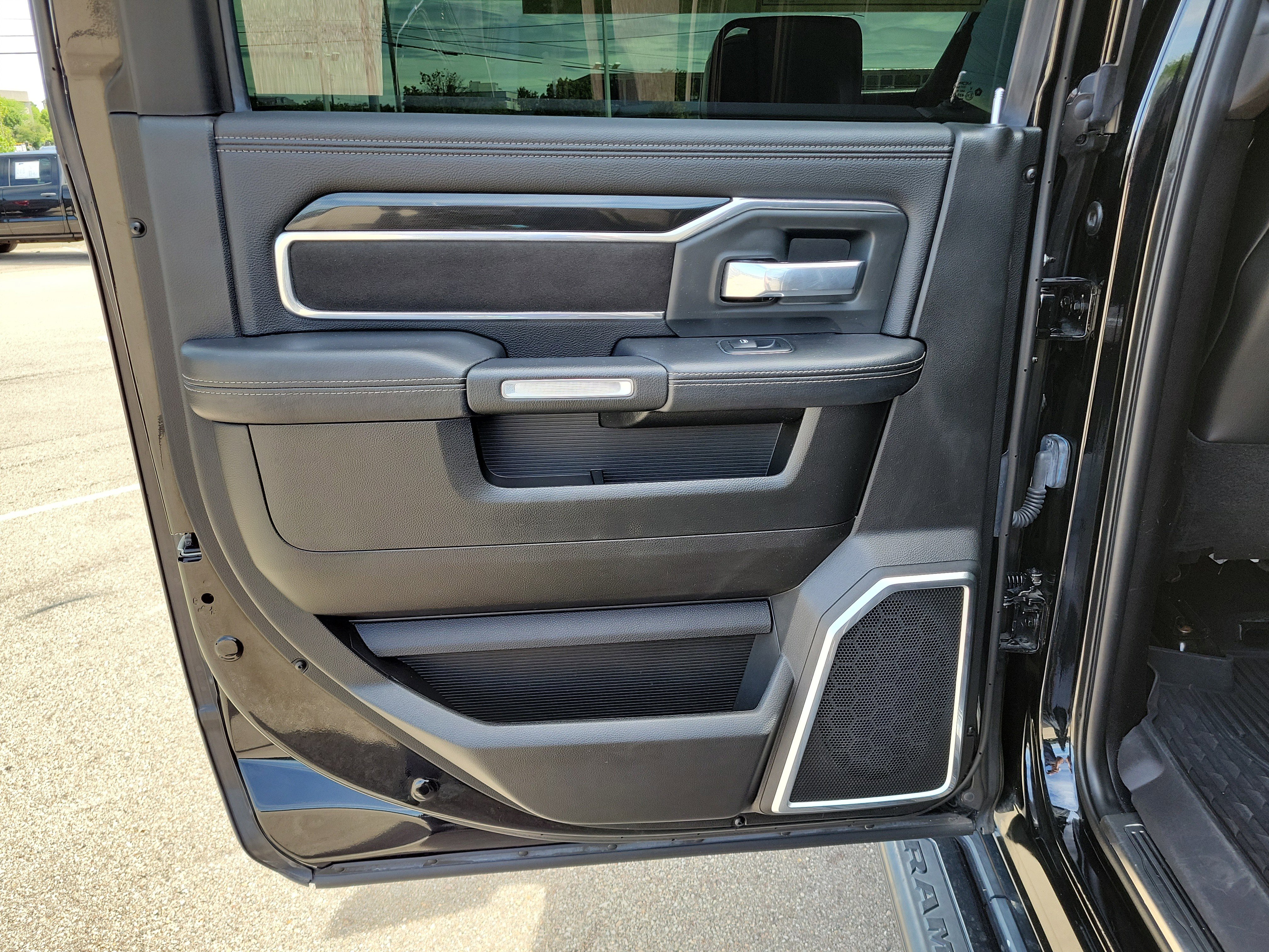 Used 2019 RAM 2500 Laramie w/ Black Appearance Package AWD/4WD image 14