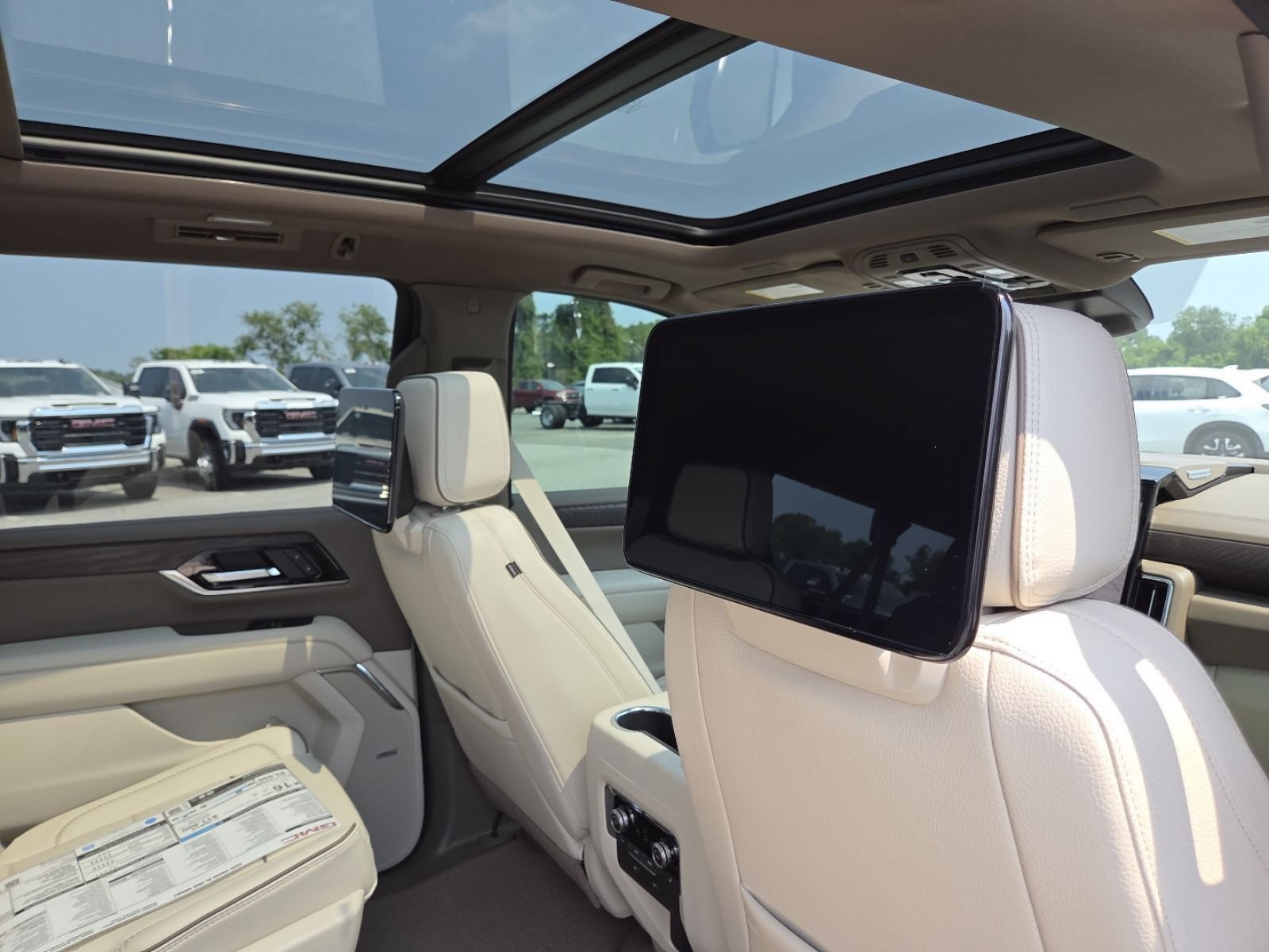 New 2026 GMC Yukon XL Denali w/ Denali Reserve Package AWD/4WD image 30
