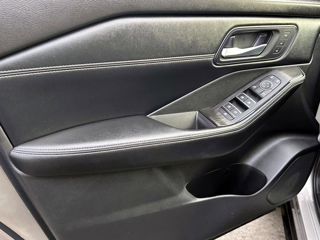 Certified 2025 Nissan Rogue SL w/ Tech Package image 19