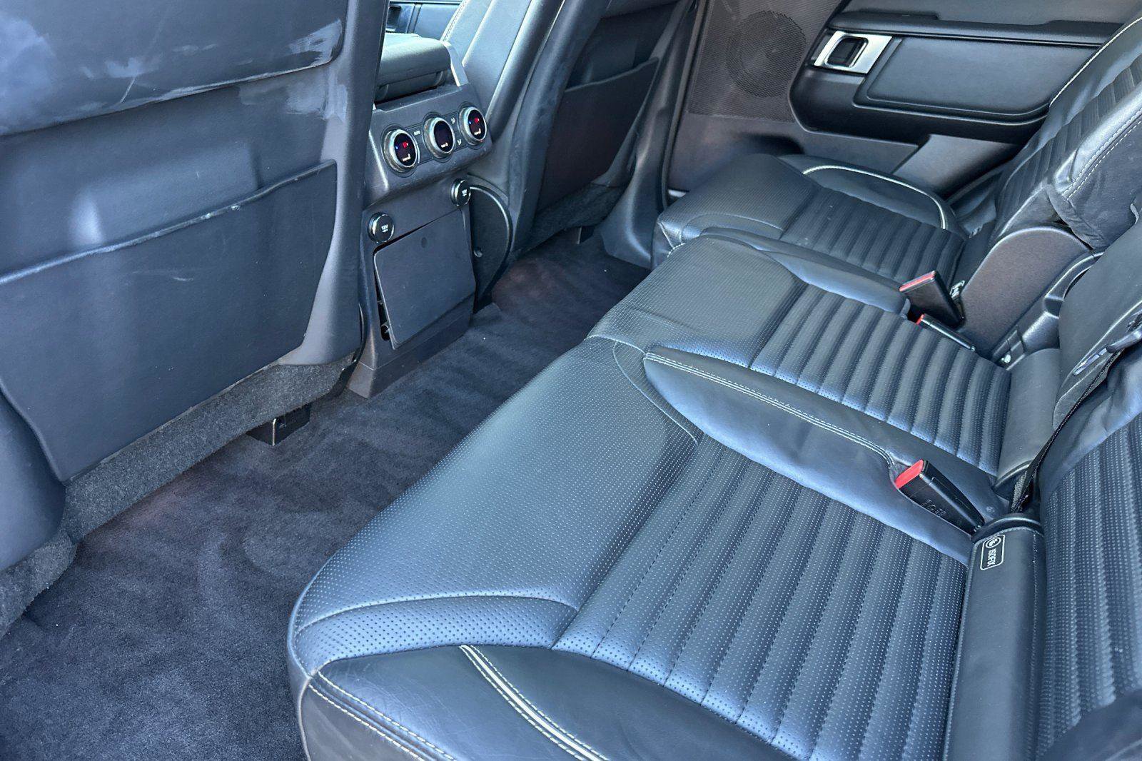 Used 2019 Land Rover Discovery HSE image 12