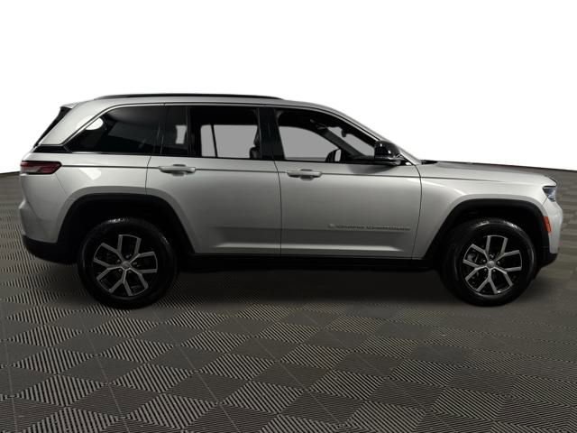 Used 2024 Jeep Grand Cherokee Limited image 10