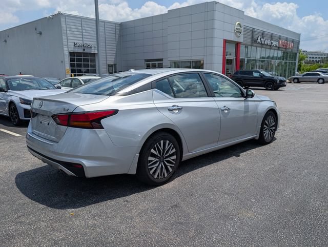 Used 2023 Nissan Altima 2.5 SV w/ SV Premium Package FWD image 3