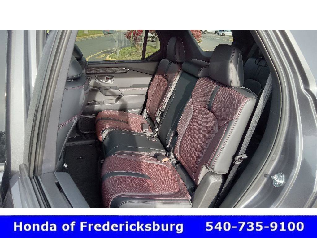 Certified 2025 Honda Pilot Black Edition image 30