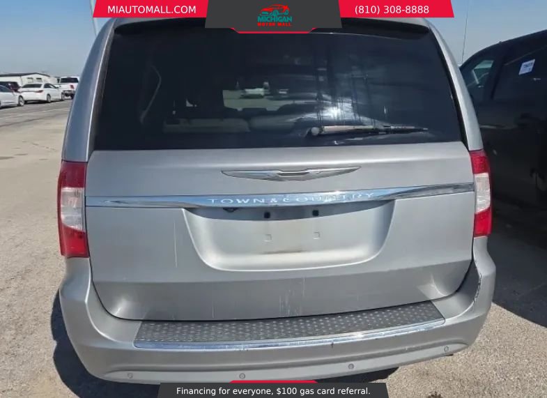Used 2013 Chrysler Town & Country Touring-L w/ Premium Group image 3
