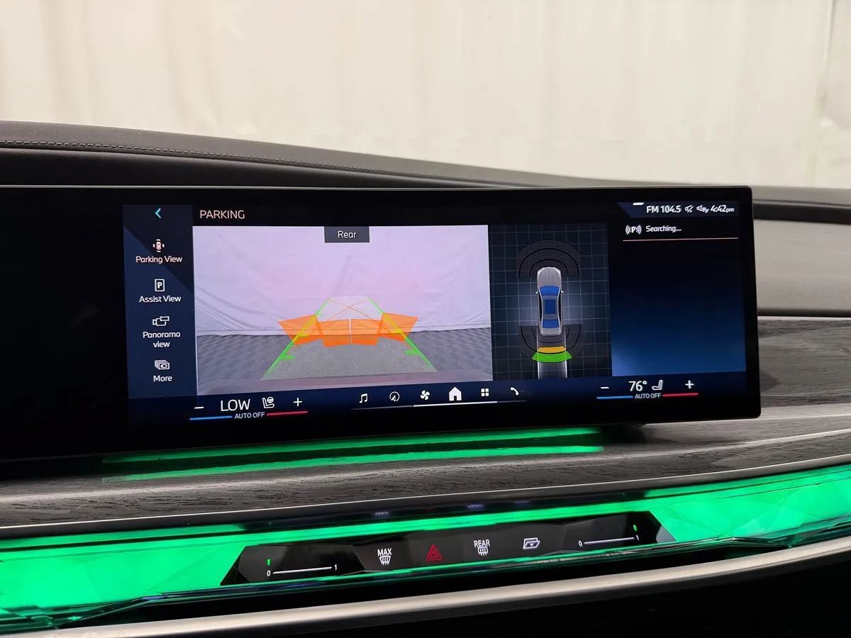 Used 2024 BMW 740i xDrive AWD/4WD image 37