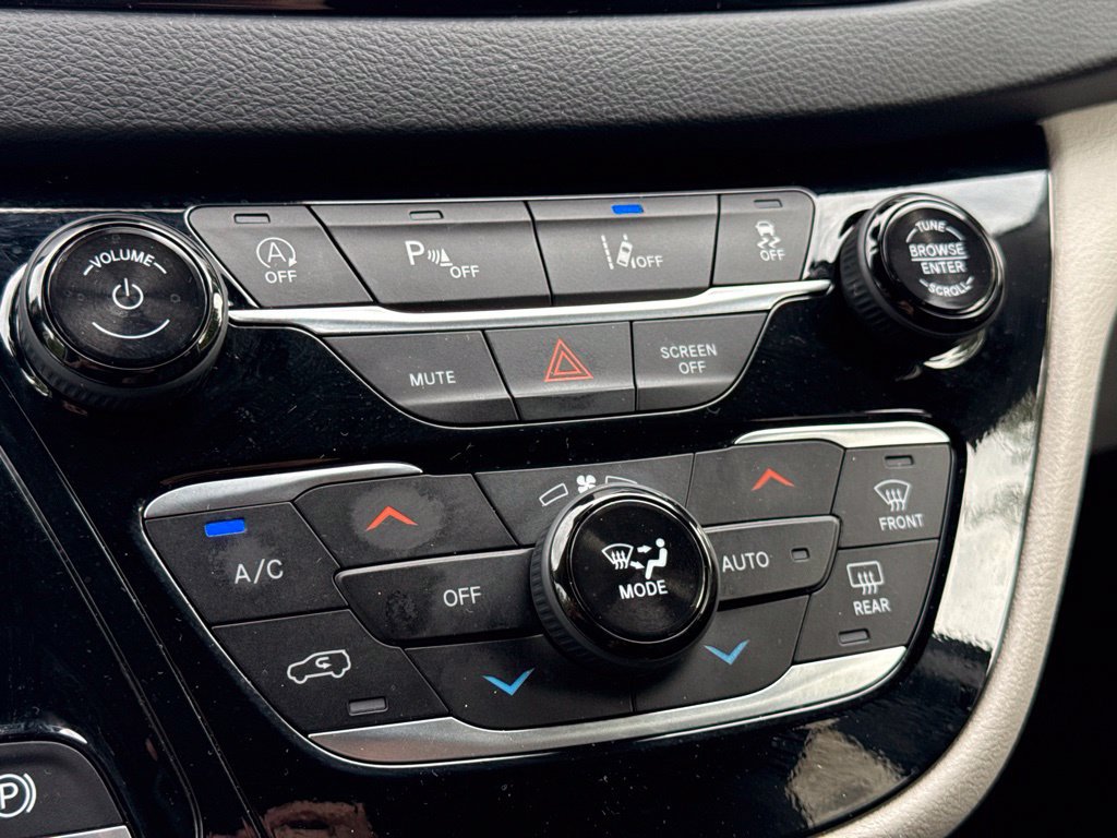 Used 2024 Chrysler Pacifica Touring-L FWD image 27