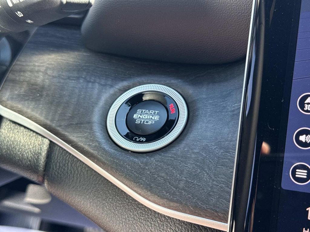 New 2025 Jeep Grand Cherokee Limited w/ Black Appearance Package image 46