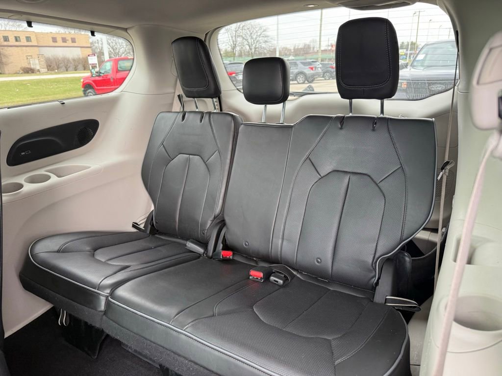 Used 2019 Chrysler Pacifica Limited w/ Advanced Safetytec Group FWD image 21
