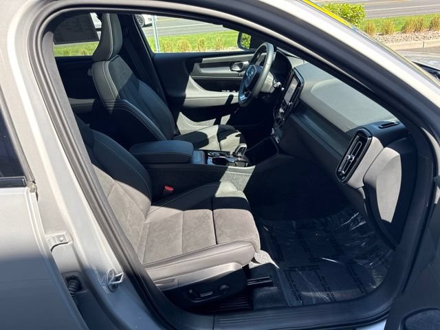 Certified 2025 Volvo XC40 B5 Plus AWD/4WD image 15