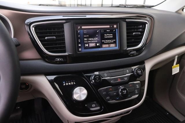 Used 2023 Chrysler Voyager LX image 17