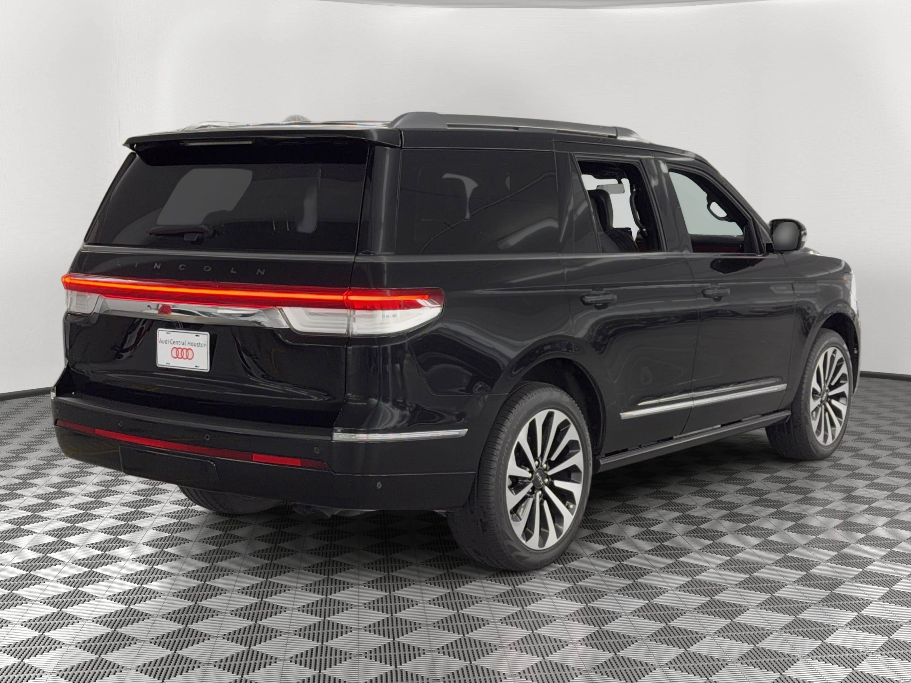 Used 2024 Lincoln Navigator Reserve AWD/4WD image 9